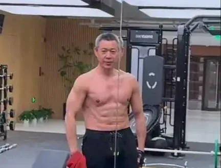炸裂！68岁张丰毅健身 白发与肌肉反差震撼全场