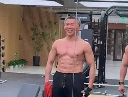 炸裂！68岁张丰毅健身 白发与肌肉反差震撼全场