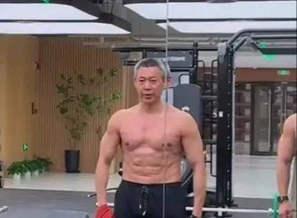 炸裂！68岁张丰毅健身 白发与肌肉反差震撼全场