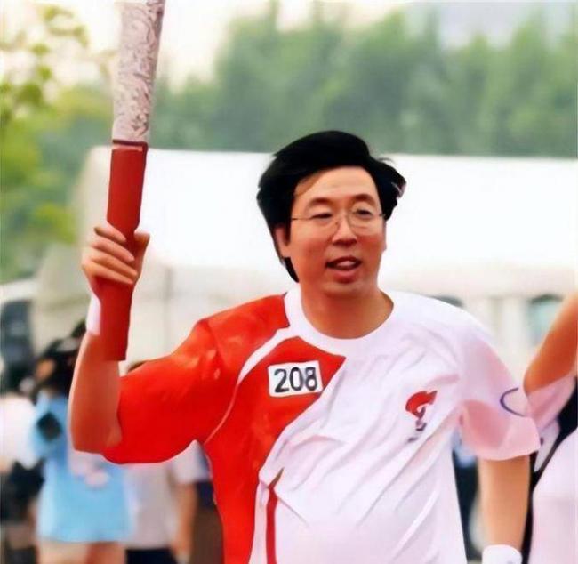 妻儿定居美国 跳高王子朱建华现状