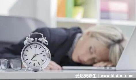 趴着睡觉有什么坏处 趴着睡觉有什么坏处