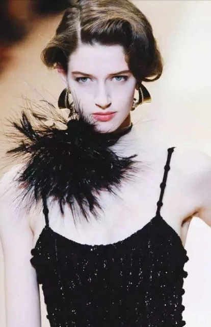 她才是真正的“贵族高级脸” 颜值堪比赫本 她才是真正的“贵族高级脸” 颜值堪比赫本