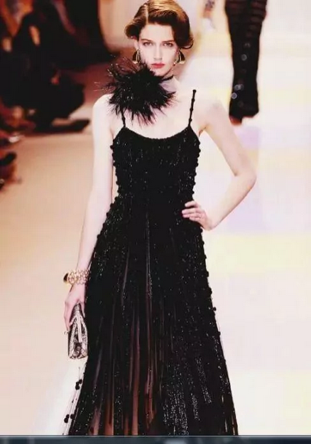 她才是真正的“贵族高级脸” 颜值堪比赫本 她才是真正的“贵族高级脸” 颜值堪比赫本