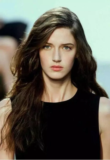 她才是真正的“贵族高级脸” 颜值堪比赫本 她才是真正的“贵族高级脸” 颜值堪比赫本