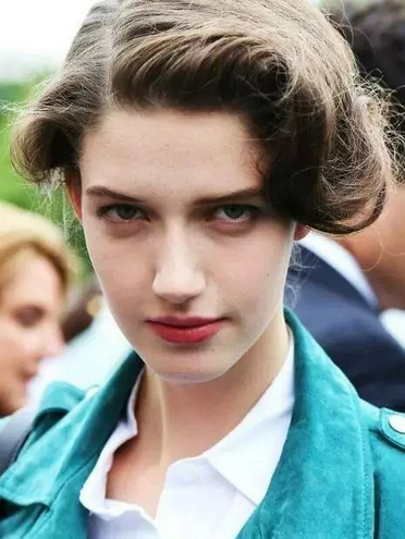 她才是真正的“贵族高级脸” 颜值堪比赫本 她才是真正的“贵族高级脸” 颜值堪比赫本