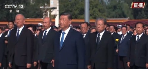 习带众官员围纪念碑转圈 致辞罕见不提“这事”