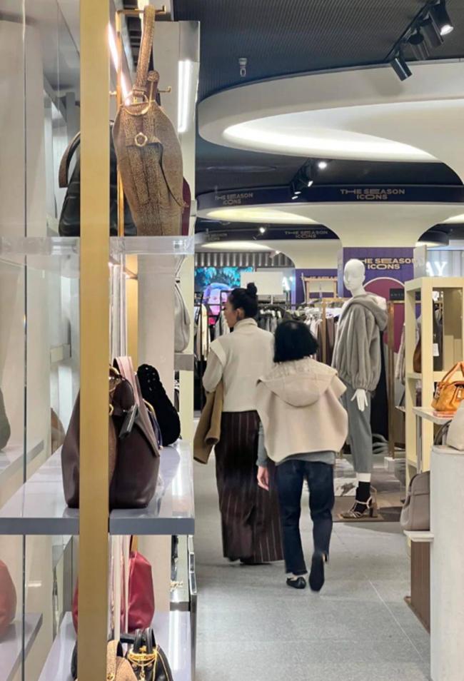 章子怡母女米兰逛商场，76岁妈妈穿搭时髦