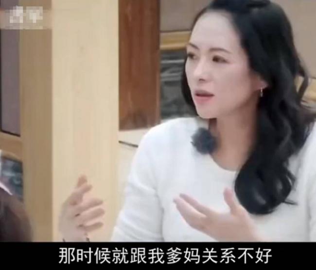 章子怡母女米兰逛商场，76岁妈妈穿搭时髦