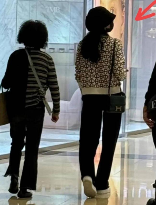 章子怡母女米兰逛商场，76岁妈妈穿搭时髦