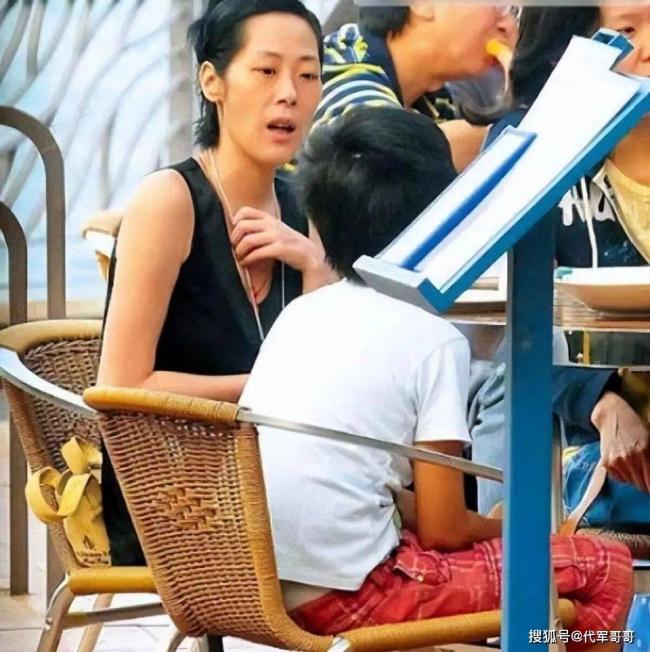 59岁香港著名歌星被曝送ICU急救，23岁儿子痛哭