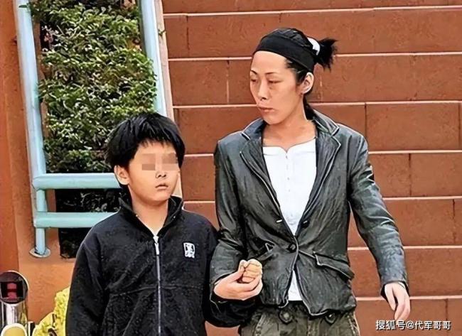 59岁香港著名歌星被曝送ICU急救，23岁儿子痛哭
