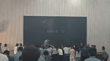 中国家长跪一排让轮流踩！学生摘眼罩吓哭