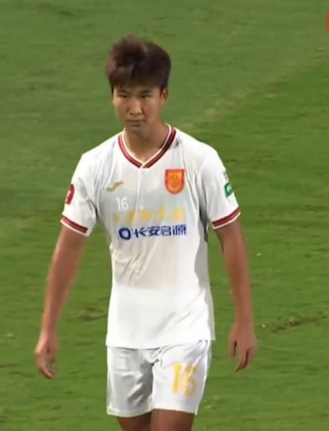 中甲外援球员遭从后推  颈椎骨折恐瘫痪
