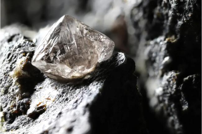 科学家研究钻石如何被岩浆带到地表