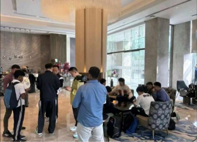 “这里遍地污水”，国乒带200箱物资抵达印度