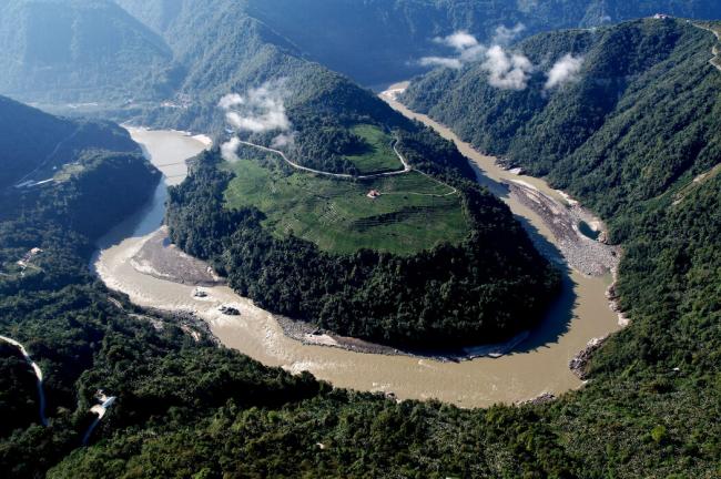 青藏高原“亮晶晶人造景观” 惊呆纽时记者