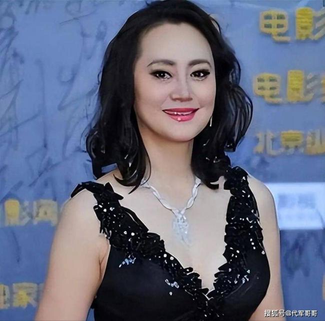 她抛弃重病丈夫 55岁嫁小8岁老外 如今怎样了