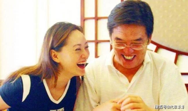 她抛弃重病丈夫 55岁嫁小8岁老外 如今怎样了