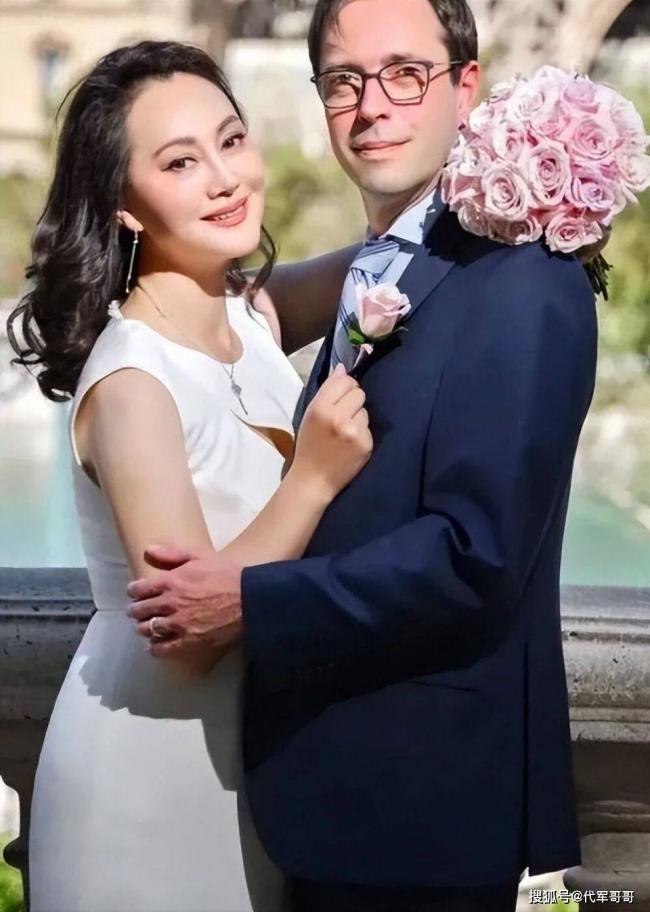 她抛弃重病丈夫 55岁嫁小8岁老外 如今怎样了