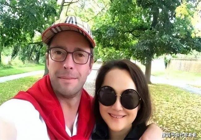 她抛弃重病丈夫 55岁嫁小8岁老外 如今怎样了