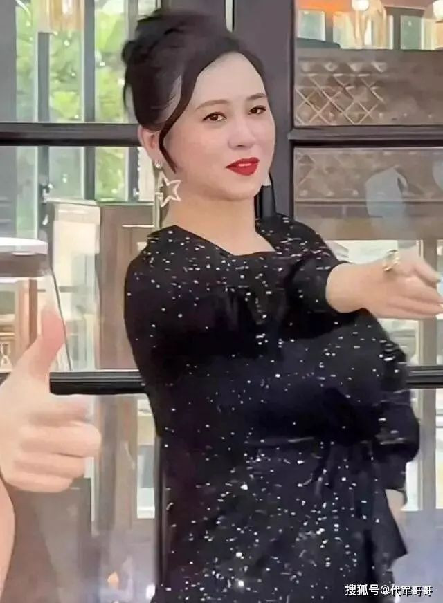 翁虹在景区跳舞身材尽显丰满 被吐槽撞脸李湘 翁虹在景区跳舞身材尽显丰满 被吐槽撞脸李湘