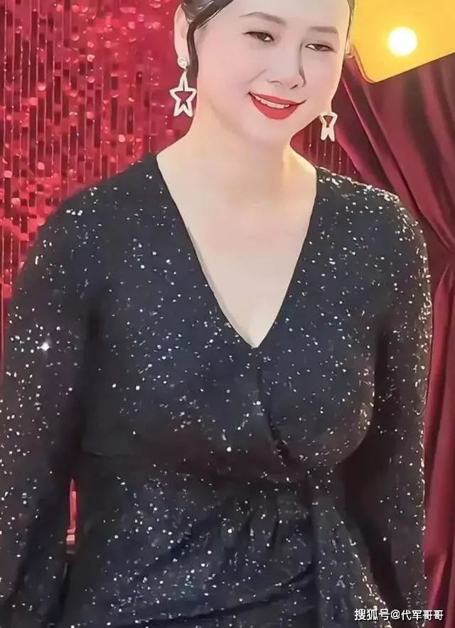 翁虹在景区跳舞身材尽显丰满 被吐槽撞脸李湘 翁虹在景区跳舞身材尽显丰满 被吐槽撞脸李湘