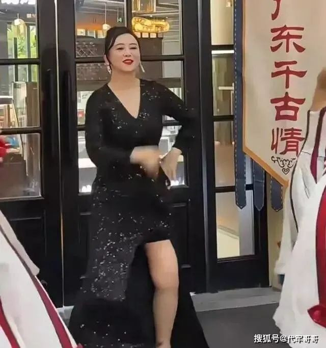 翁虹在景区跳舞身材尽显丰满 被吐槽撞脸李湘 翁虹在景区跳舞身材尽显丰满 被吐槽撞脸李湘