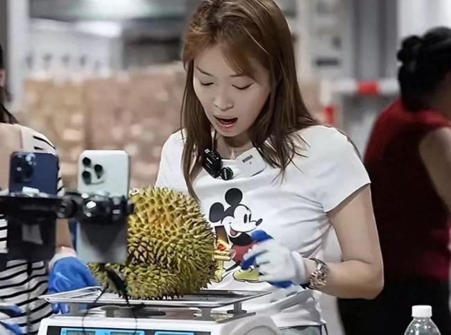 她曾是东方卫视台柱子 离婚后独自带儿子生活 她曾是东方卫视台柱子 离婚后独自带儿子生活