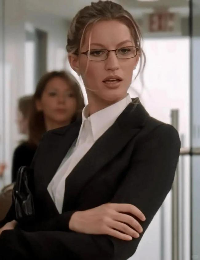 强势有脑:2025 穿搭新法则 智慧型格这样穿出来 强势有脑:2025 穿搭新法则 智慧型格这样穿出来