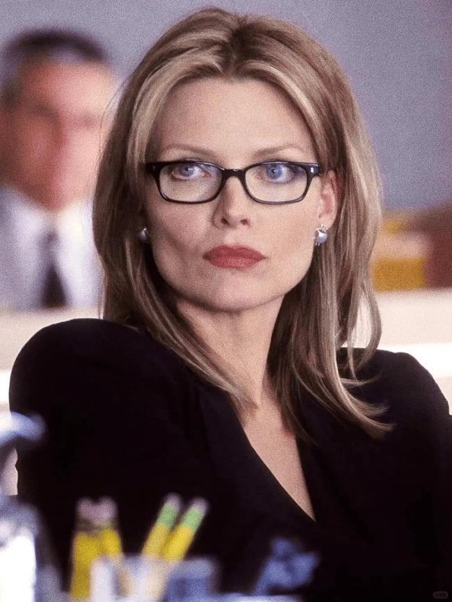 强势有脑:2025 穿搭新法则 智慧型格这样穿出来 强势有脑:2025 穿搭新法则 智慧型格这样穿出来