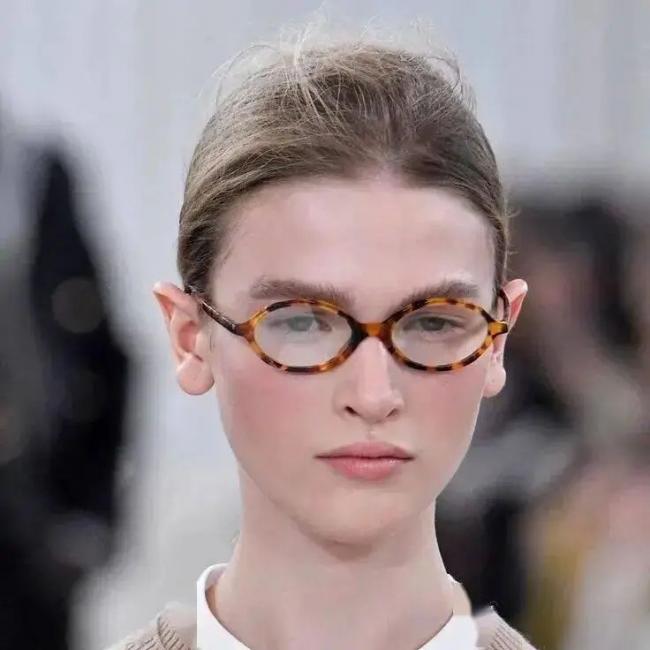 强势有脑:2025 穿搭新法则 智慧型格这样穿出来 强势有脑:2025 穿搭新法则 智慧型格这样穿出来