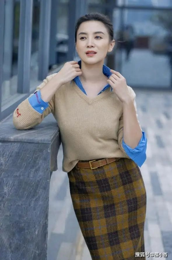 被宋佳惊艳到了 衬衫叠穿不配裤子、乐福鞋 被宋佳惊艳到了 衬衫叠穿不配裤子、乐福鞋