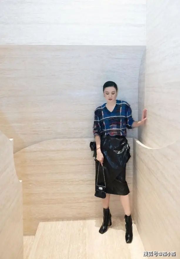 被宋佳惊艳到了 衬衫叠穿不配裤子、乐福鞋 被宋佳惊艳到了 衬衫叠穿不配裤子、乐福鞋