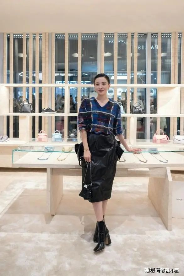 被宋佳惊艳到了 衬衫叠穿不配裤子、乐福鞋 被宋佳惊艳到了 衬衫叠穿不配裤子、乐福鞋