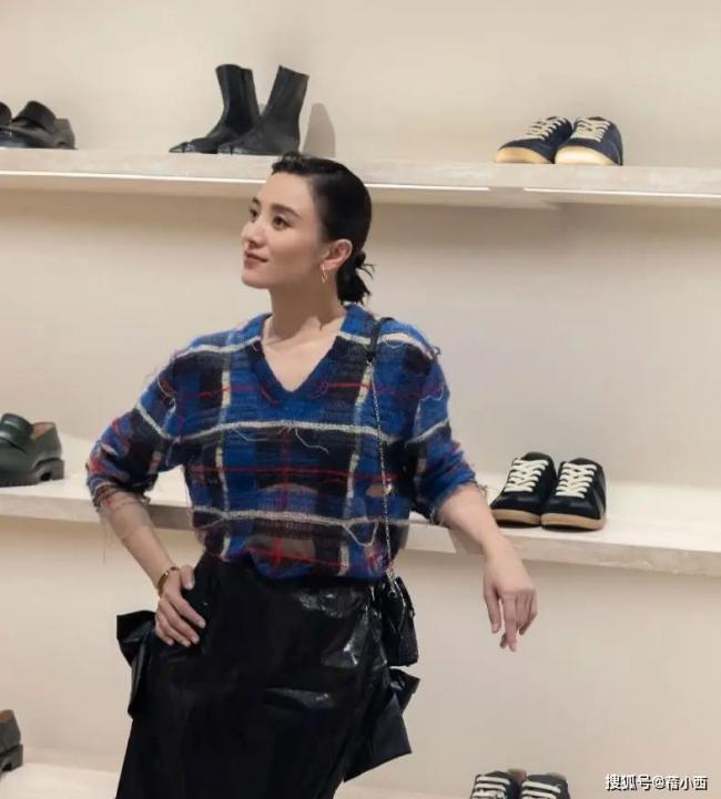 被宋佳惊艳到了 衬衫叠穿不配裤子、乐福鞋 被宋佳惊艳到了 衬衫叠穿不配裤子、乐福鞋