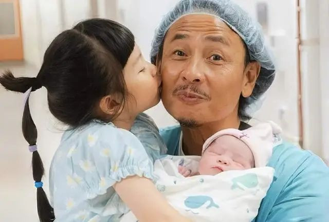 恭喜!香港知名男星58岁妻子剖腹生二胎 恭喜!香港知名男星58岁妻子剖腹生二胎