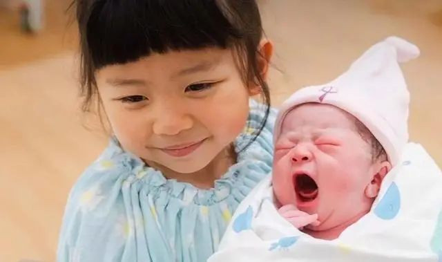 恭喜!香港知名男星58岁妻子剖腹生二胎 恭喜!香港知名男星58岁妻子剖腹生二胎