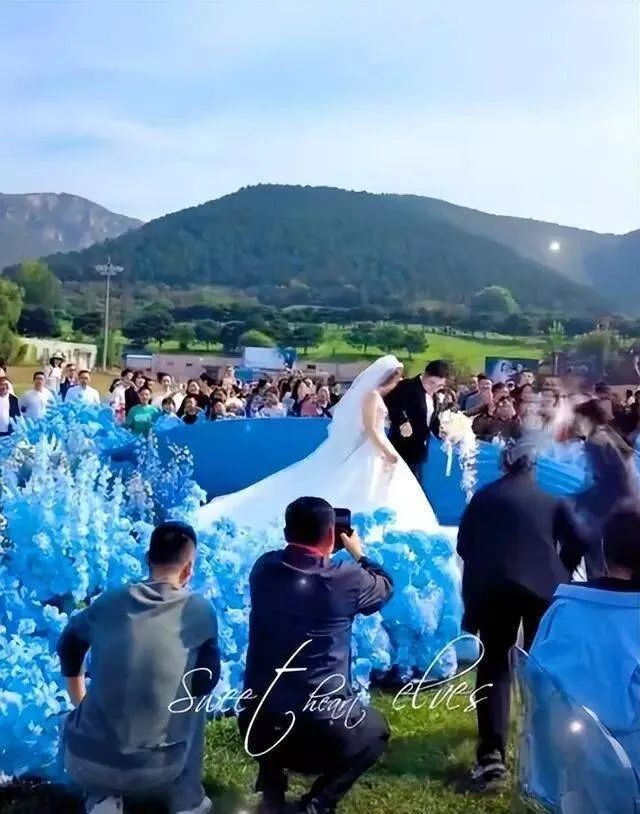 59岁宋祖英现身富二代婚礼 和李丹阳朱时茂同排 59岁宋祖英现身富二代婚礼 和李丹阳朱时茂同排