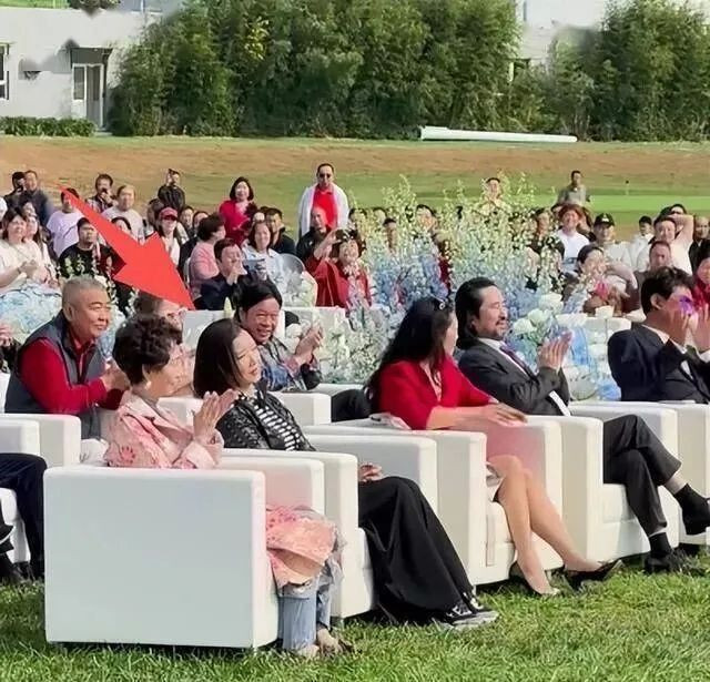 59岁宋祖英现身富二代婚礼 和李丹阳朱时茂同排 59岁宋祖英现身富二代婚礼 和李丹阳朱时茂同排