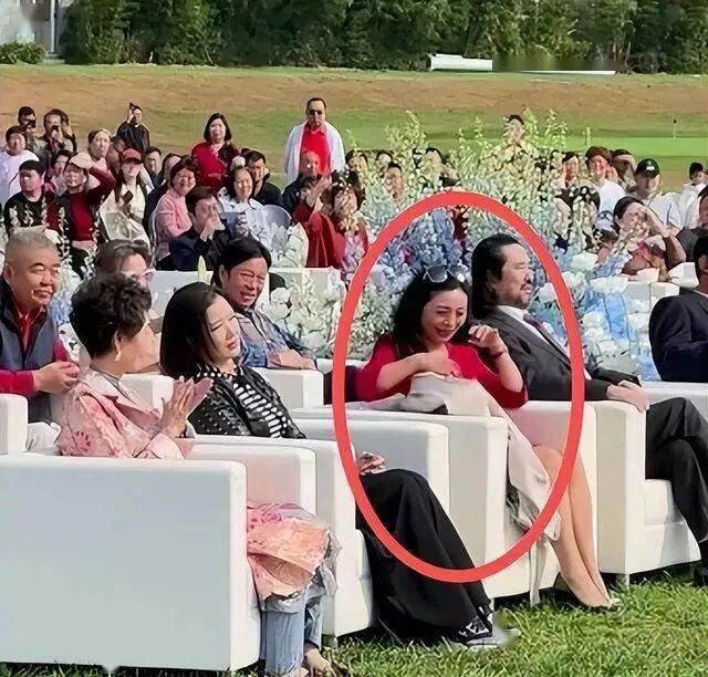 59岁宋祖英现身富二代婚礼 和李丹阳朱时茂同排 59岁宋祖英现身富二代婚礼 和李丹阳朱时茂同排