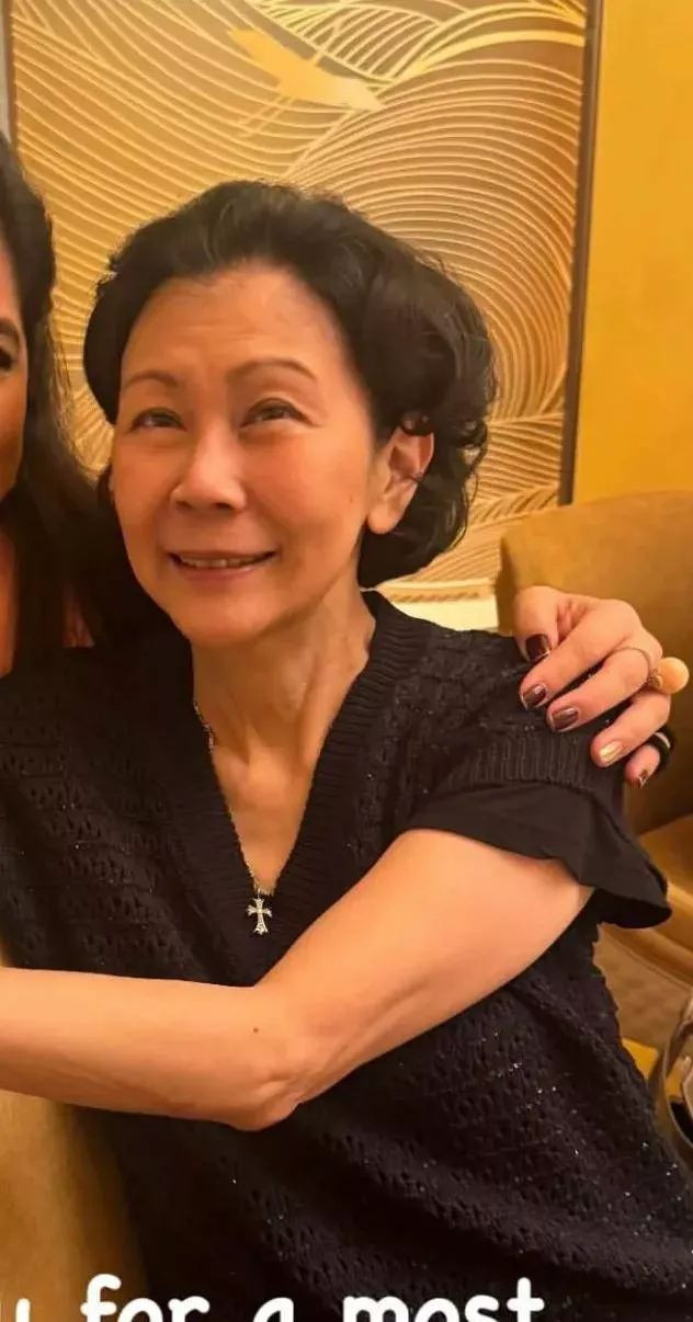 李嘉诚红颜知己周凯旋露面 一头短发很飒爽 李嘉诚红颜知己周凯旋露面 一头短发很飒爽