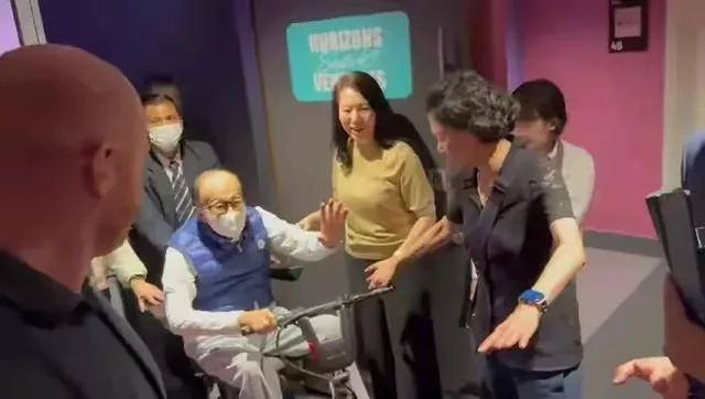 李嘉诚红颜知己周凯旋露面 一头短发很飒爽 李嘉诚红颜知己周凯旋露面 一头短发很飒爽