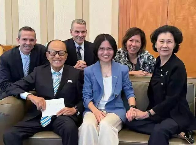 李嘉诚红颜知己周凯旋露面 一头短发很飒爽 李嘉诚红颜知己周凯旋露面 一头短发很飒爽