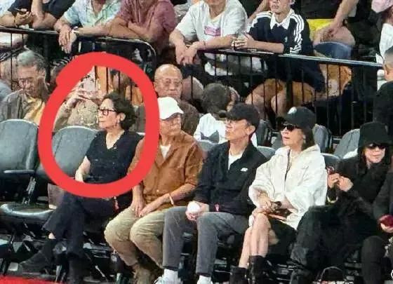 李嘉诚红颜知己周凯旋露面 一头短发很飒爽 李嘉诚红颜知己周凯旋露面 一头短发很飒爽