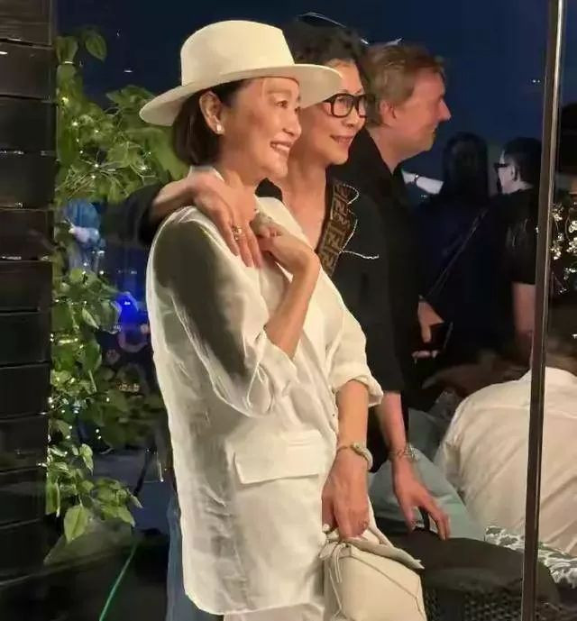 李嘉诚红颜知己周凯旋露面 一头短发很飒爽 李嘉诚红颜知己周凯旋露面 一头短发很飒爽