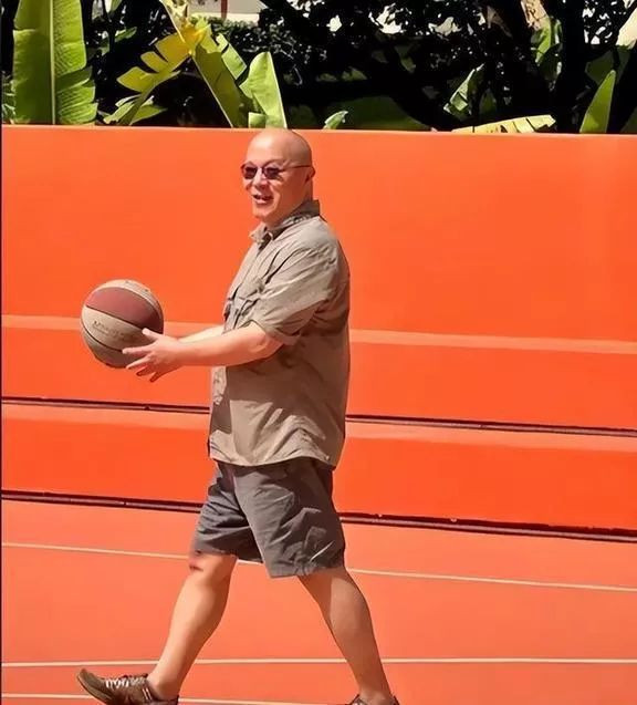 57岁窦唯瘦身成功 曾经一度胖到认不出 57岁窦唯瘦身成功 曾经一度胖到认不出