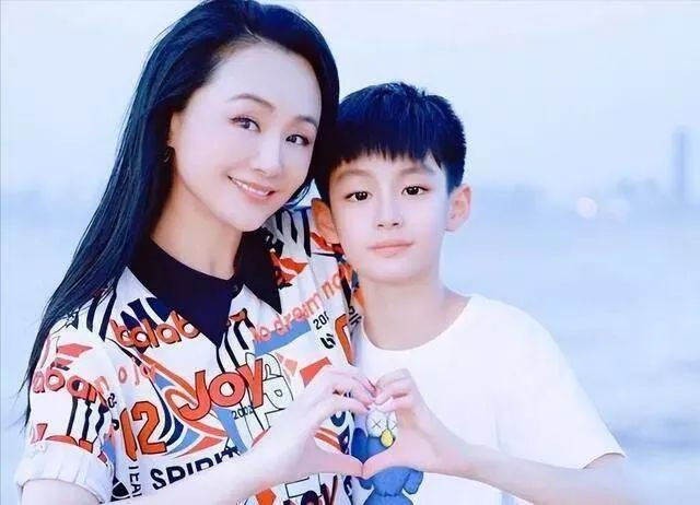 曹颖自曝患焦虑症20年 55岁老公看着比她年轻 曹颖自曝患焦虑症20年 55岁老公看着比她年轻