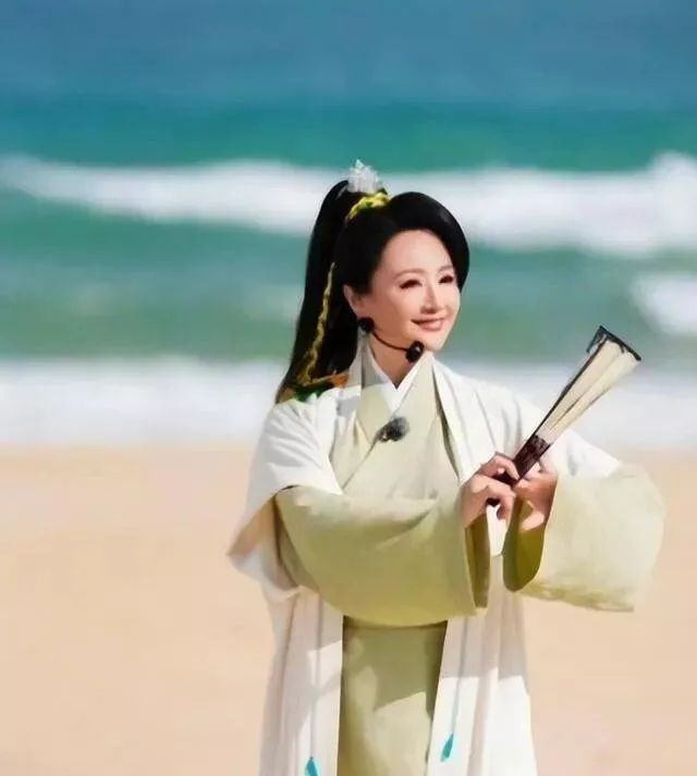 曹颖自曝患焦虑症20年 55岁老公看着比她年轻 曹颖自曝患焦虑症20年 55岁老公看着比她年轻