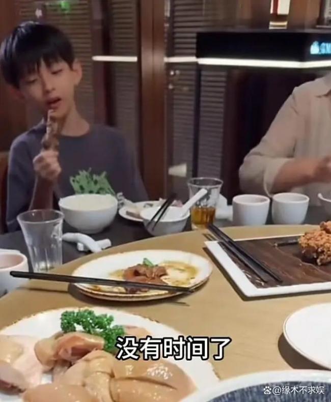 汪小菲晒儿子正面照 小箖箖变高变瘦好帅气 汪小菲晒儿子正面照 小箖箖变高变瘦好帅气