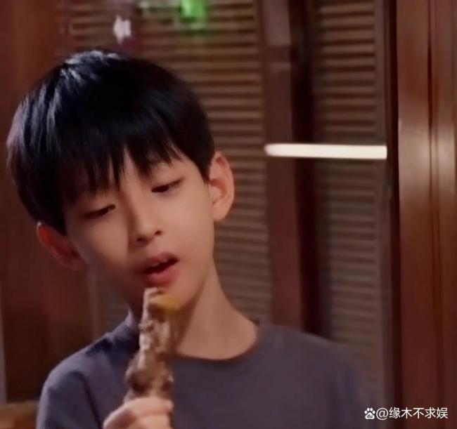 汪小菲晒儿子正面照 小箖箖变高变瘦好帅气 汪小菲晒儿子正面照 小箖箖变高变瘦好帅气